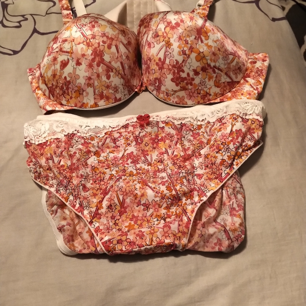 🚨SALE PRICE🚨🆕Spring Floral Voglo Bra & Panties Set NWOT